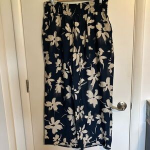 NWOT: Simply Vera Vera Wang Navy and Cream Floral Flowing Pants